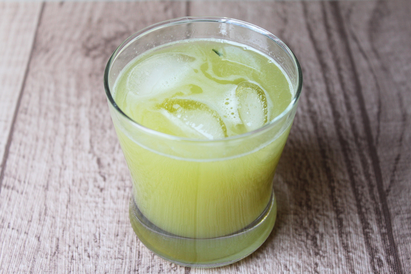 Agua de Piña con Mini Pepino y Jengibre